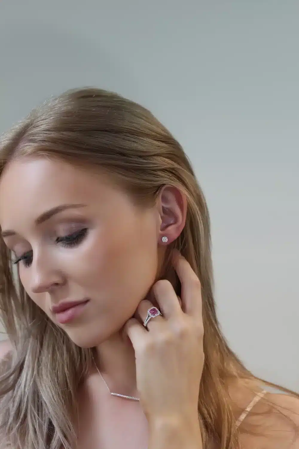 Minimalist-diamond-stud-earrings
