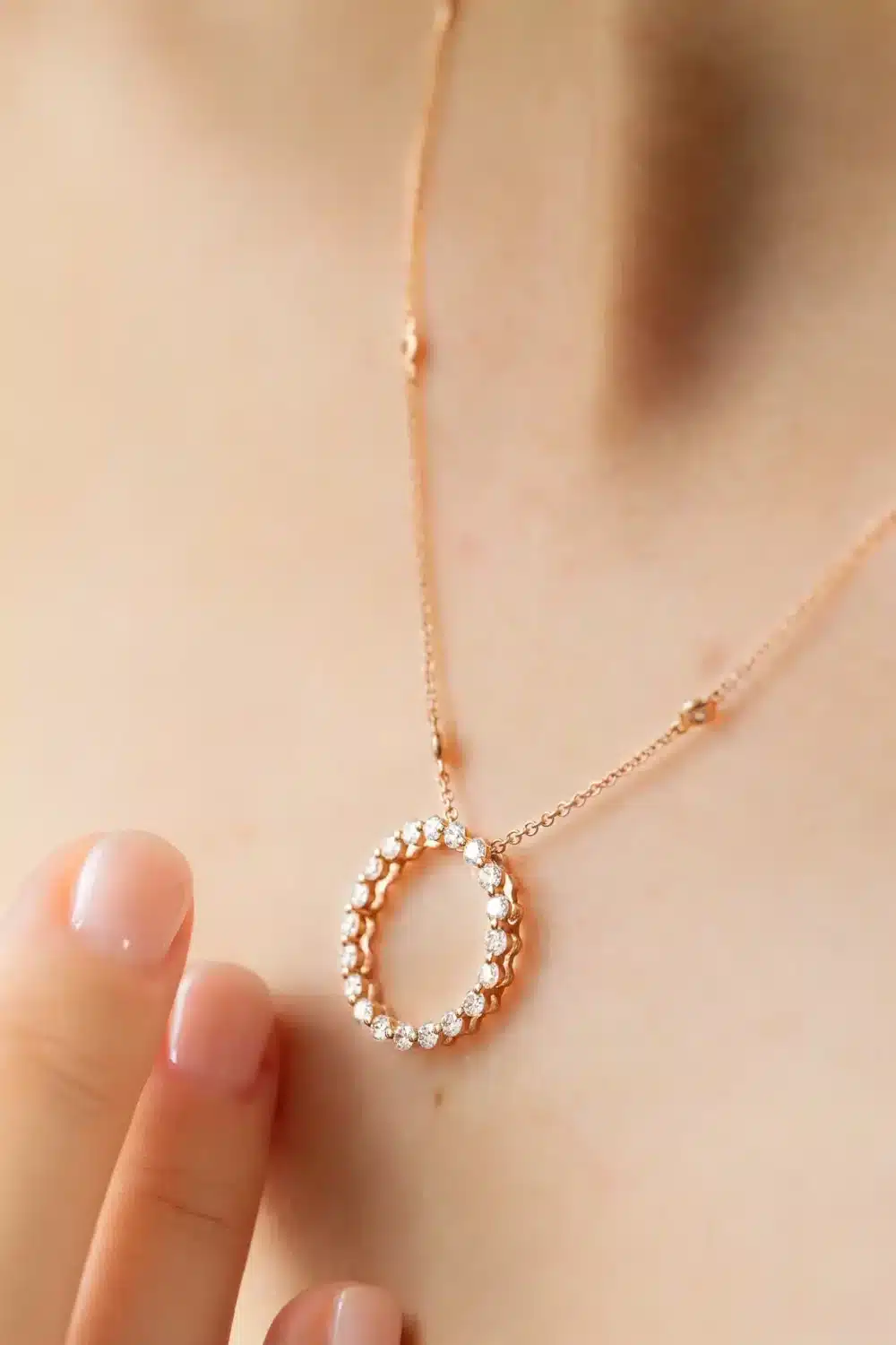 Neck-circular-rose-gold-diamond-pendant