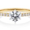 Dianella diamond band with six-claw round brilliant diamond in yellow gold