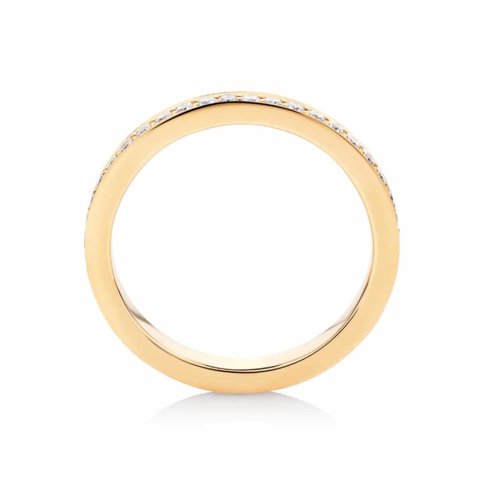 Yellowgold wedding ring grain set diamonds sideview
