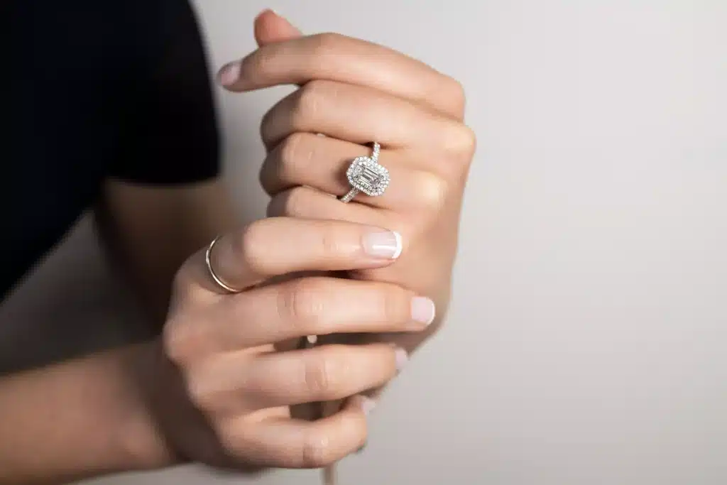 Emerald cut diamond engagment ring 4
