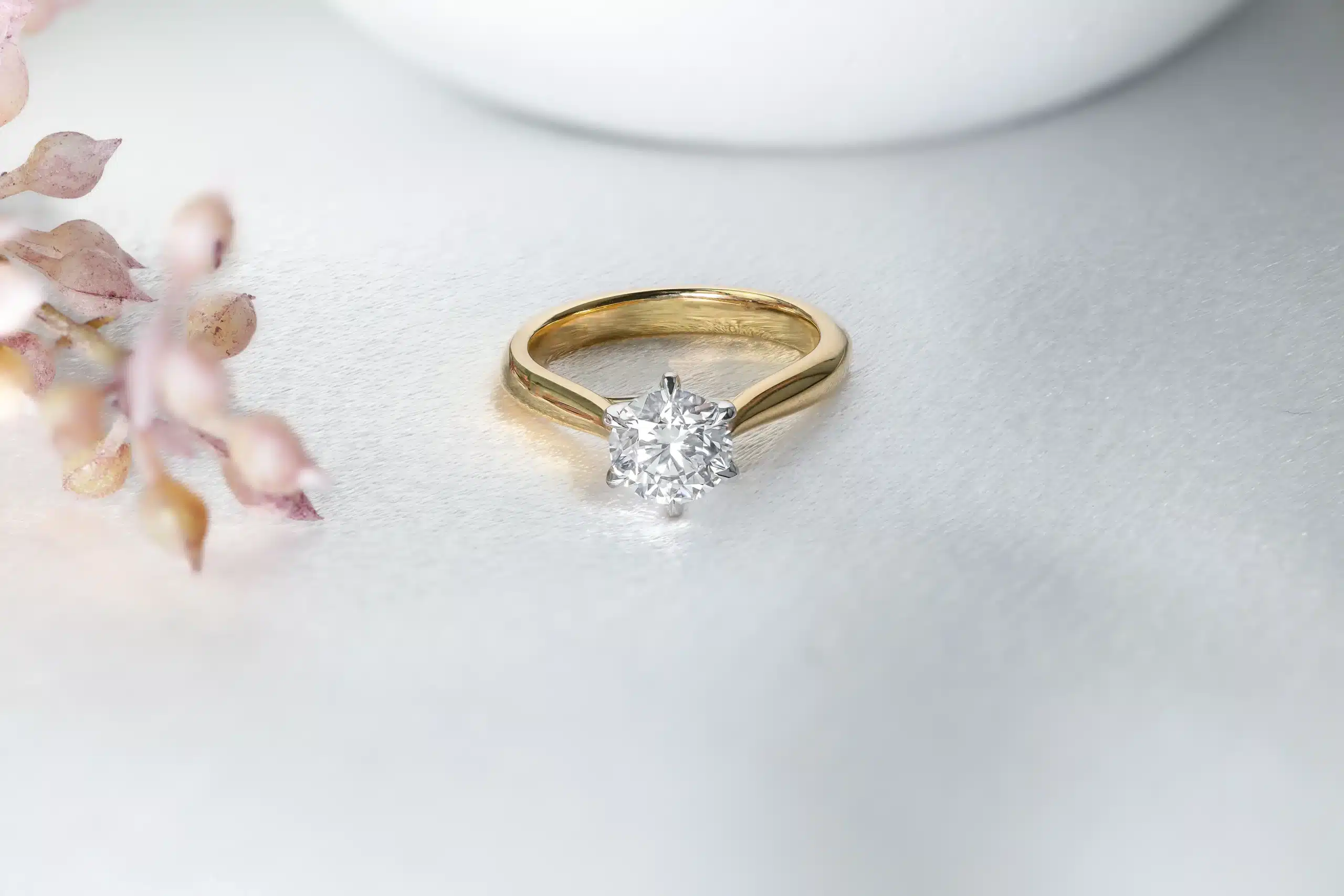Engagement-ring-yellow-gold-round-diamond