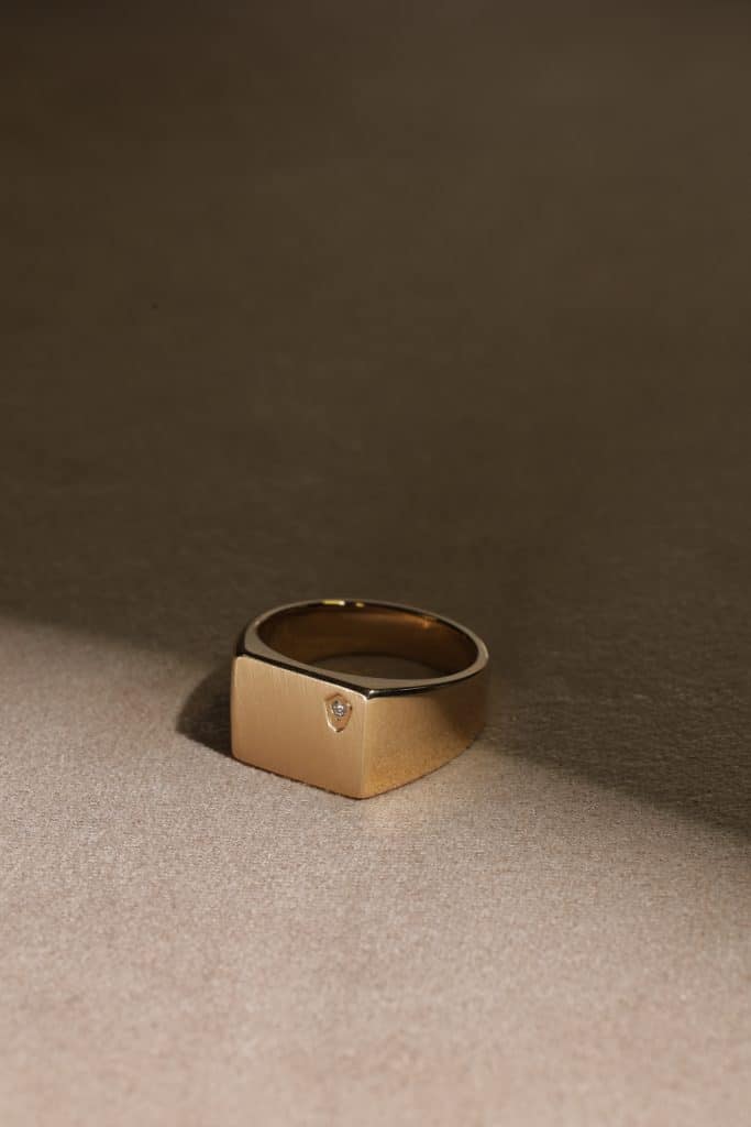 Jervis mens signet yellow gold